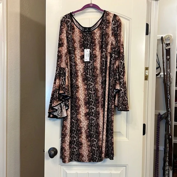 Ronni Nicole Women's Plus Size 3/4 Bell Sleeve Snakeskin Printed Dress Ronni Nicole Women's Plus Size 3/4 Bell Sleeve Snakeskin Printed Dress